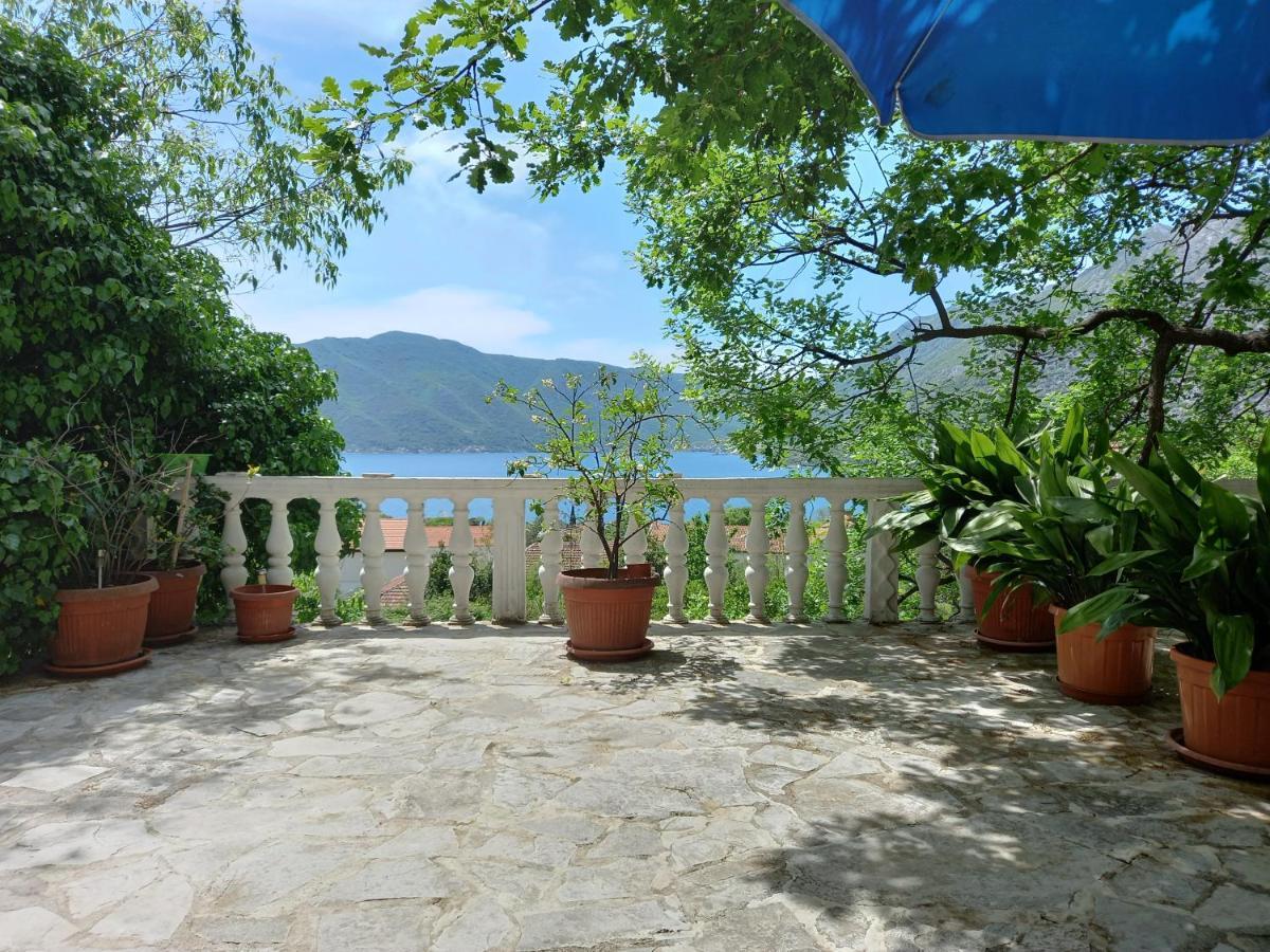 Sea View Hotel Risan Exterior foto